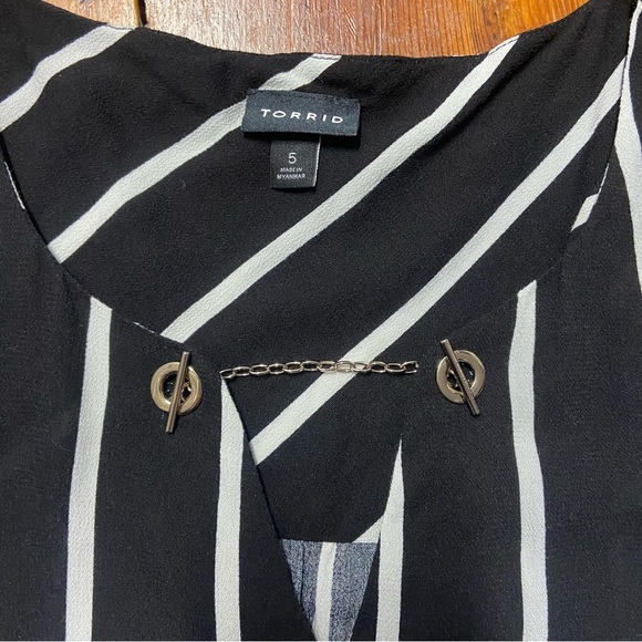 Torrid Women’s Striped Sleeveless Top Size 5X Chain Detail Black White Flowy - Picture 3 of 13